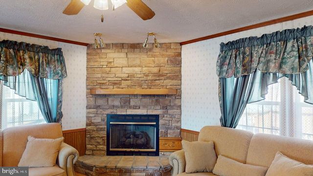 566 WILD APPLE LN, Paw Paw, WV 25434