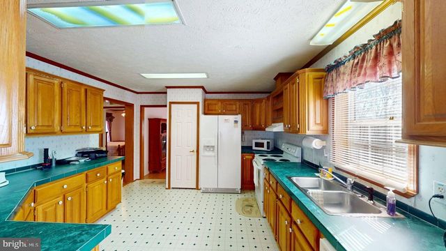 566 WILD APPLE LN, Paw Paw, WV 25434