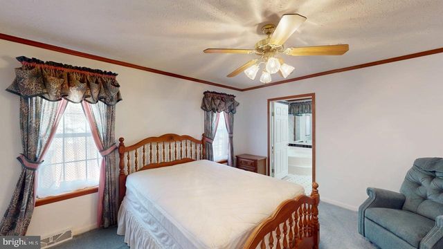 566 WILD APPLE LN, Paw Paw, WV 25434