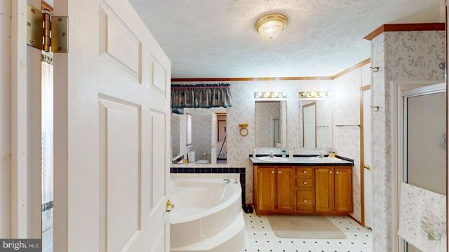 566 WILD APPLE LN, Paw Paw, WV 25434