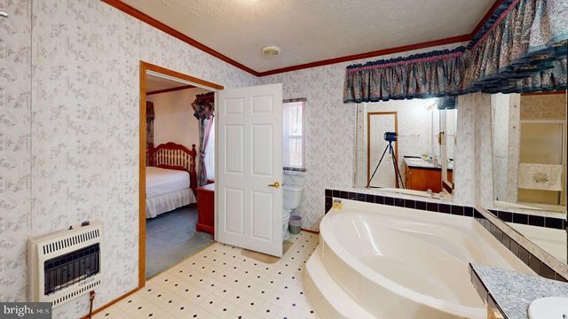 566 WILD APPLE LN, Paw Paw, WV 25434