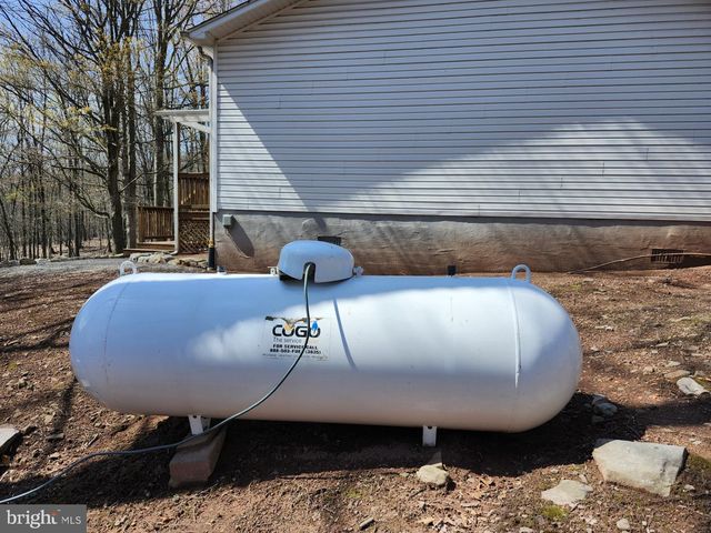 566 WILD APPLE LN, Paw Paw, WV 25434