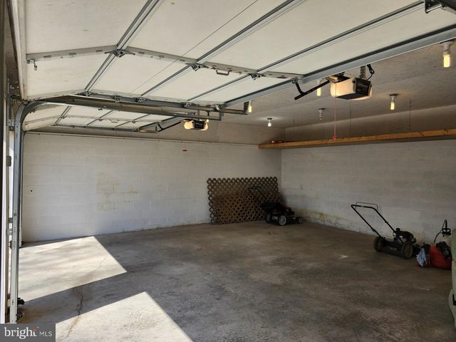 566 WILD APPLE LN, Paw Paw, WV 25434