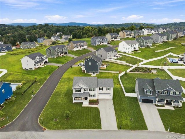 16 Kensington Lane, Poughkeepsie, NY 12603