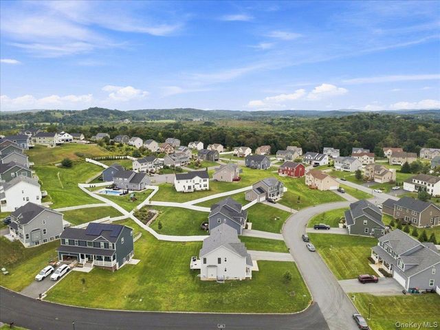 16 Kensington Lane, Poughkeepsie, NY 12603