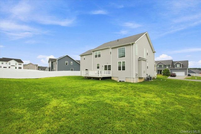 16 Kensington Lane, Poughkeepsie, NY 12603