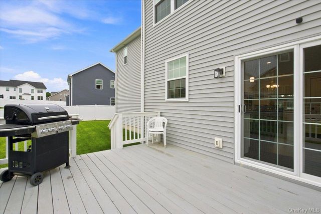 16 Kensington Lane, Poughkeepsie, NY 12603