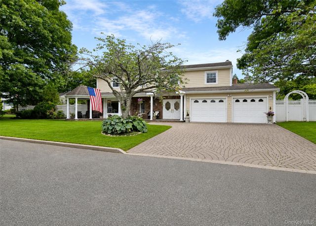 4 Royal Oak Court, Holbrook, NY 11741