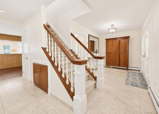 4 Royal Oak Court, Holbrook, NY 11741