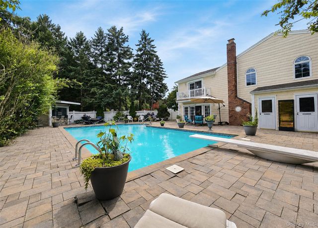 4 Royal Oak Court, Holbrook, NY 11741