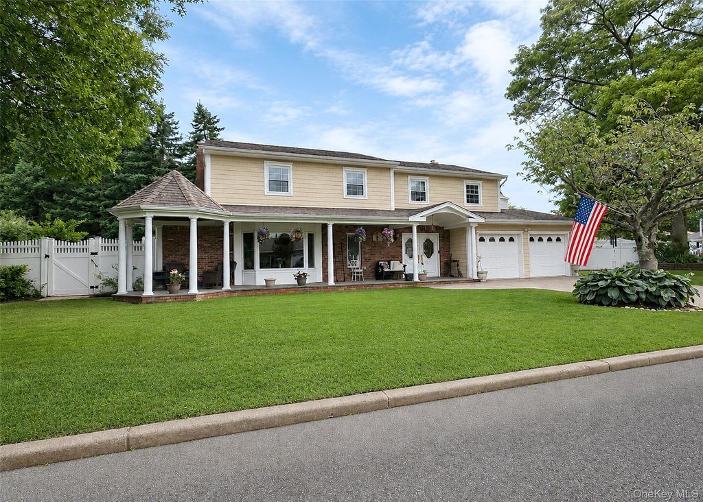 4 Royal Oak Court, Holbrook, NY 11741