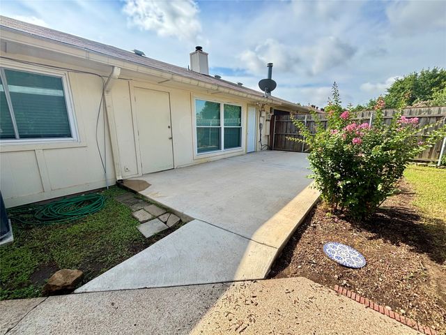 811 Midcreek Drive, Euless, TX 76039