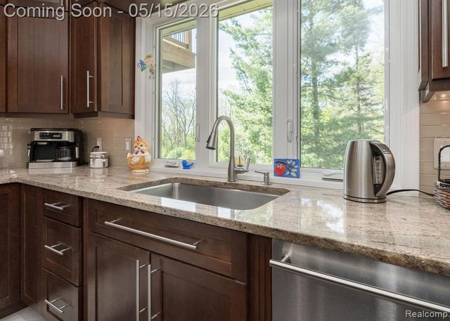 1123 Hickory Hill Drive, Rochester Hills, MI 48309