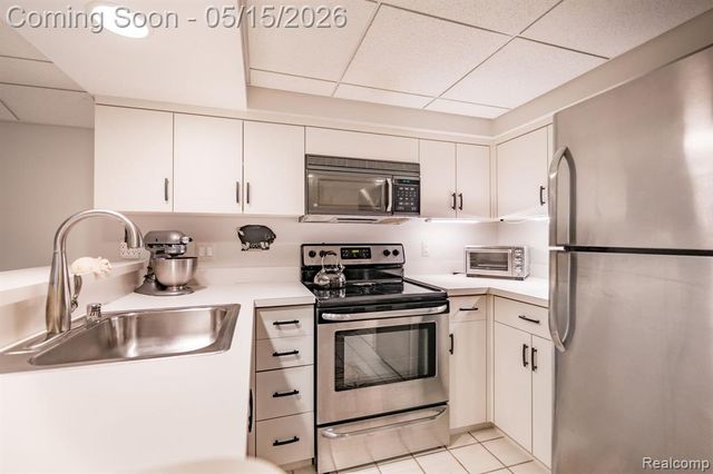 1123 Hickory Hill Drive, Rochester Hills, MI 48309