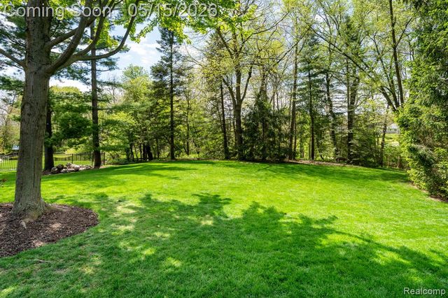 1123 Hickory Hill Drive, Rochester Hills, MI 48309