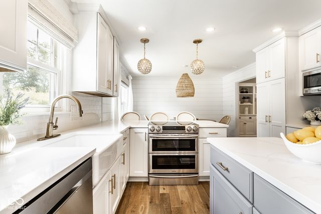 215 Sherwood Court, Zionsville, IN 46077