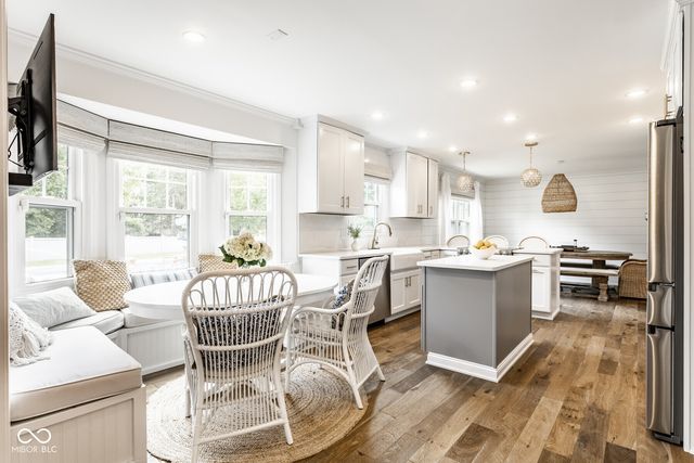 215 Sherwood Court, Zionsville, IN 46077
