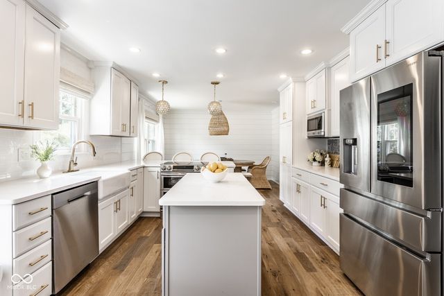 215 Sherwood Court, Zionsville, IN 46077