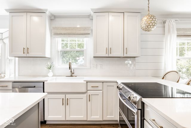 215 Sherwood Court, Zionsville, IN 46077