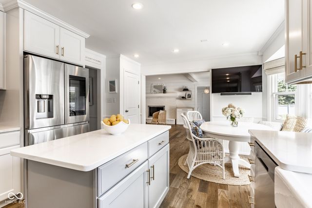 215 Sherwood Court, Zionsville, IN 46077