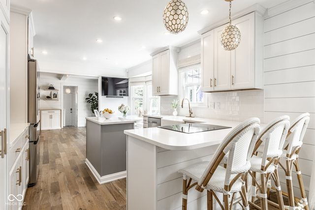 215 Sherwood Court, Zionsville, IN 46077