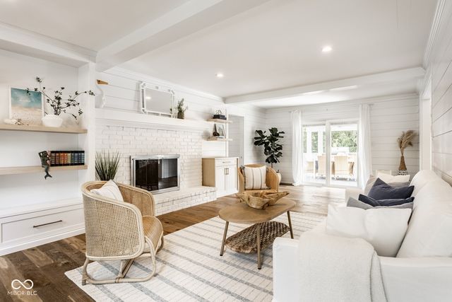 215 Sherwood Court, Zionsville, IN 46077
