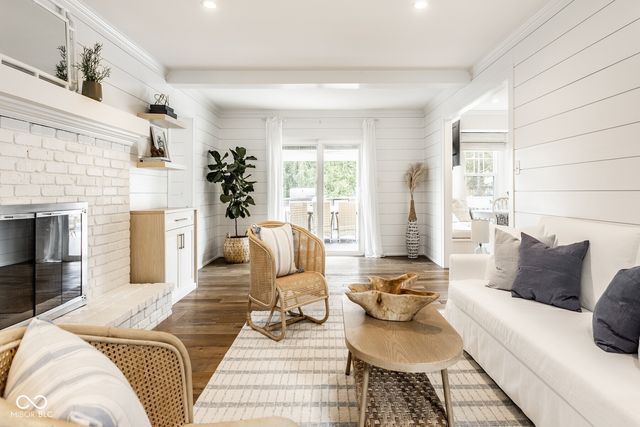 215 Sherwood Court, Zionsville, IN 46077