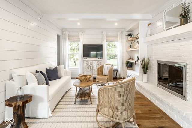 215 Sherwood Court, Zionsville, IN 46077