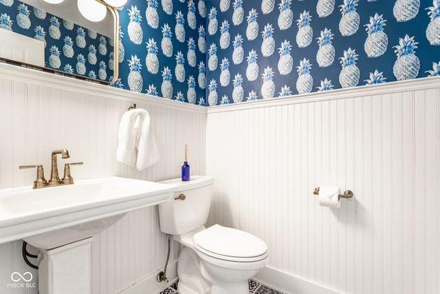 215 Sherwood Court, Zionsville, IN 46077