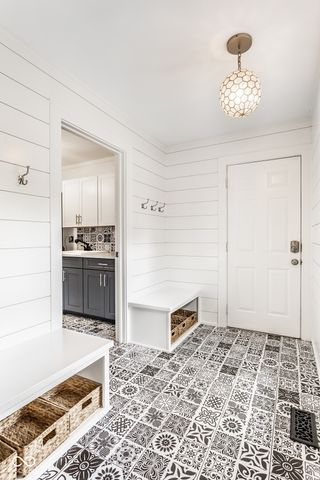 215 Sherwood Court, Zionsville, IN 46077