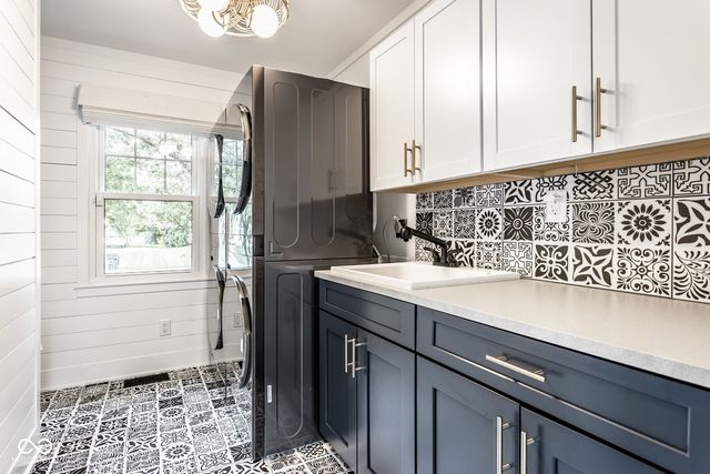 215 Sherwood Court, Zionsville, IN 46077