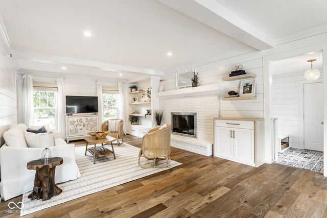 215 Sherwood Court, Zionsville, IN 46077
