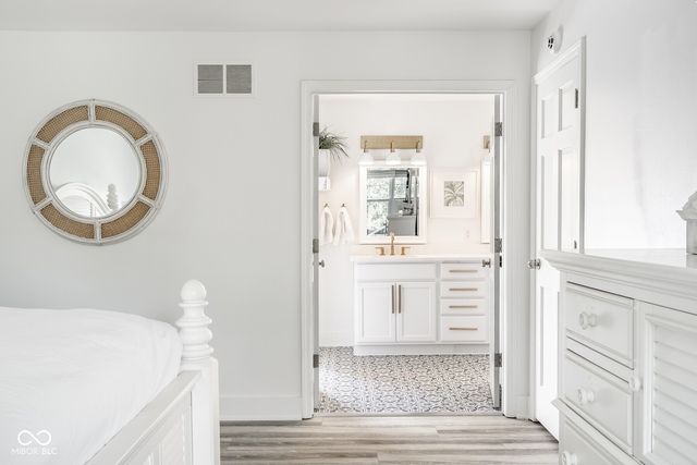 215 Sherwood Court, Zionsville, IN 46077
