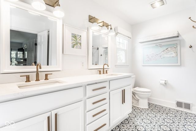 215 Sherwood Court, Zionsville, IN 46077
