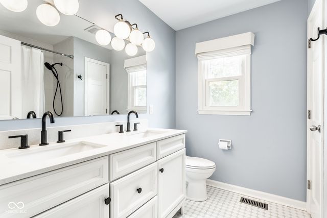 215 Sherwood Court, Zionsville, IN 46077