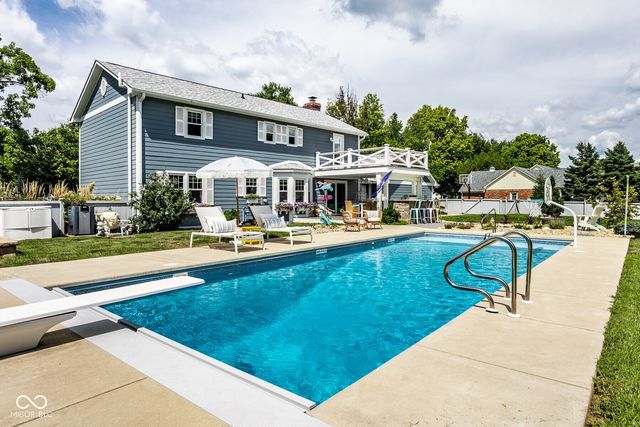 215 Sherwood Court, Zionsville, IN 46077