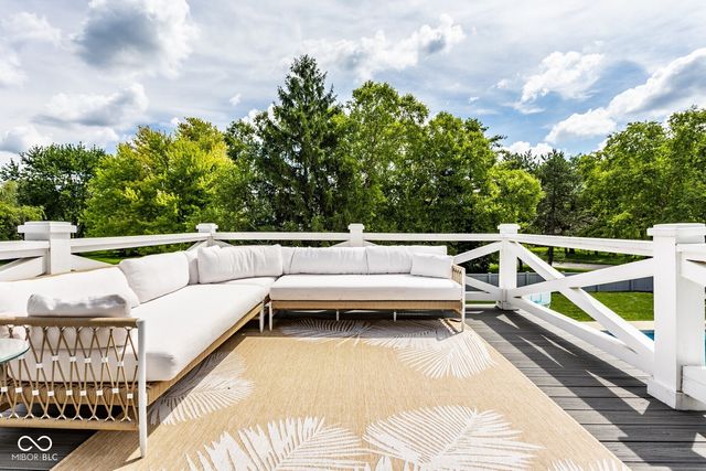 215 Sherwood Court, Zionsville, IN 46077