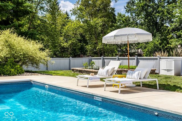 215 Sherwood Court, Zionsville, IN 46077