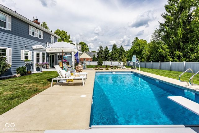215 Sherwood Court, Zionsville, IN 46077