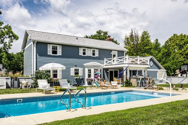 215 Sherwood Court, Zionsville, IN 46077