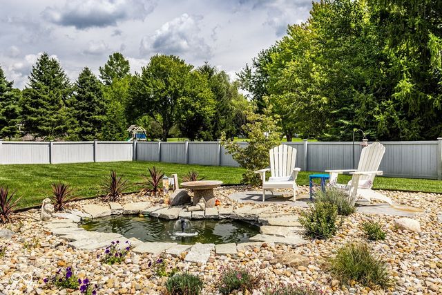 215 Sherwood Court, Zionsville, IN 46077
