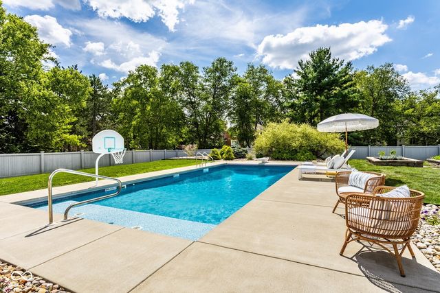 215 Sherwood Court, Zionsville, IN 46077