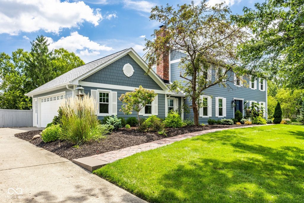 215 Sherwood Court, Zionsville, IN 46077