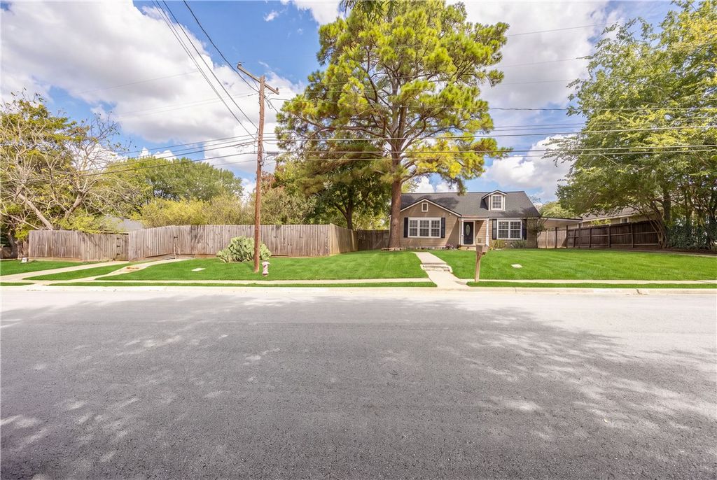 906 West First Street, Brenham, TX 77833 — photo 2