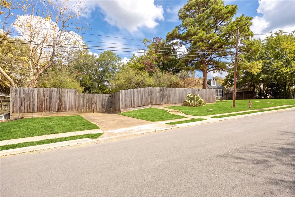 906 West First Street, Brenham, TX 77833 — photo 3
