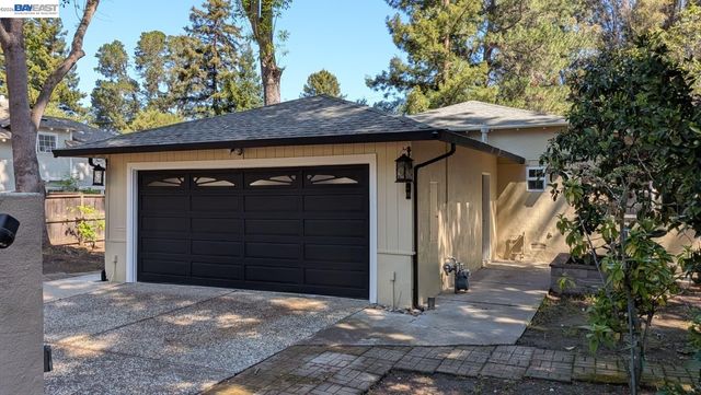 97 Belleau Ave, Atherton, CA 94027