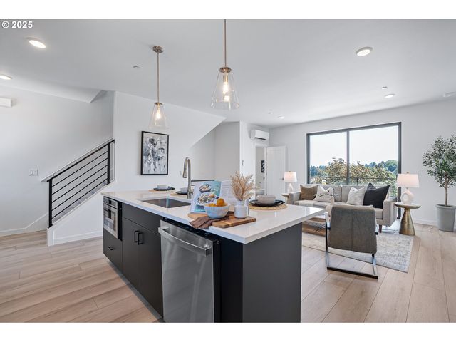 7304 Sw 13th St, Portland, OR 97239