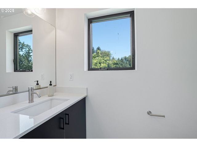 7304 Sw 13th St, Portland, OR 97239