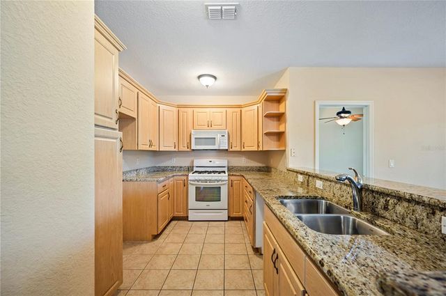 2015 HATTERAS POINT, Lakeland, FL 33813