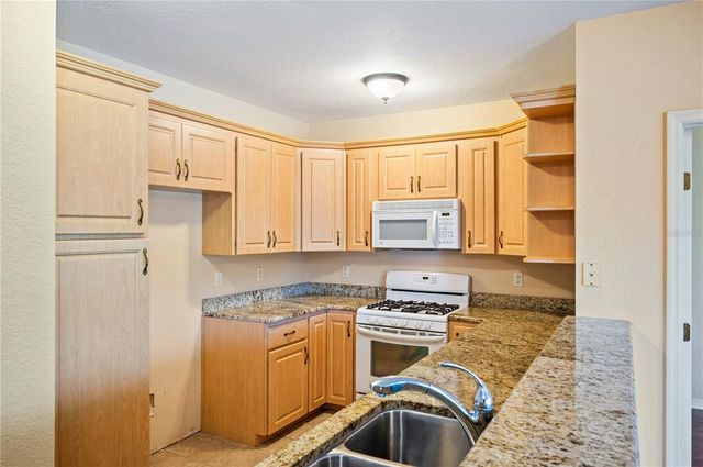 2015 HATTERAS POINT, Lakeland, FL 33813